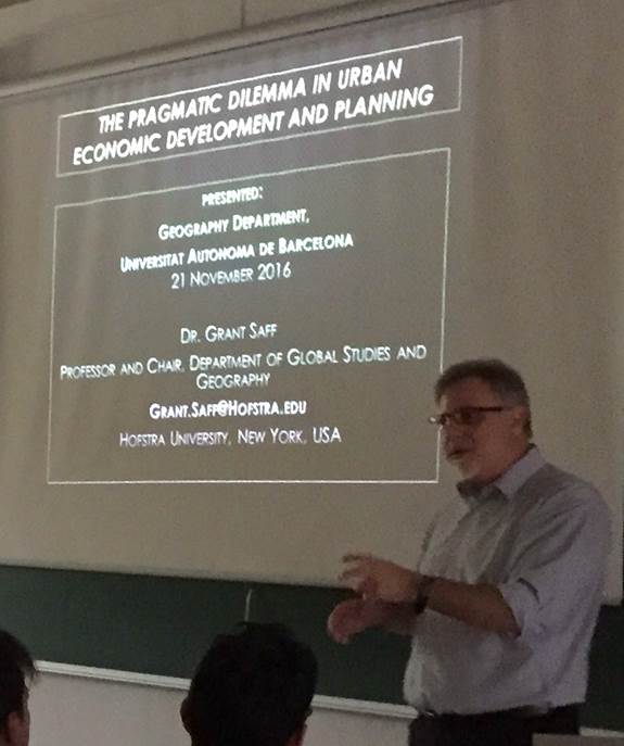 Dr. Grant, Saff, presenting to geography students at Universitat Autonoma de Barcelona, December 9.