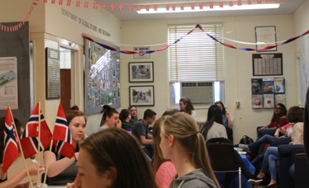 students_enjoy_norwegian_diversity_dinner