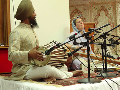 Dr Cassio and Parminder Singh Bhamra performing a kīrtan at Mata Sahib Kaur Gurdwara in Glen Cove, NY.